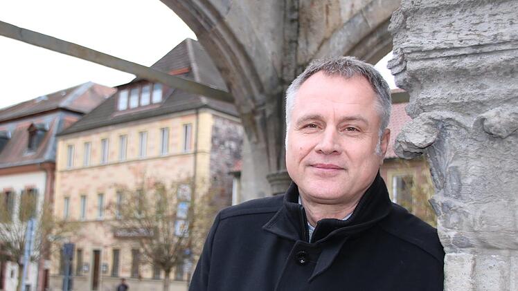 Patrick Bindrum am Hammelburger Brunnen, im Hintergrund die ehemalige Gaststätte "Zum Hirschen". Foto: Ralf Ruppert