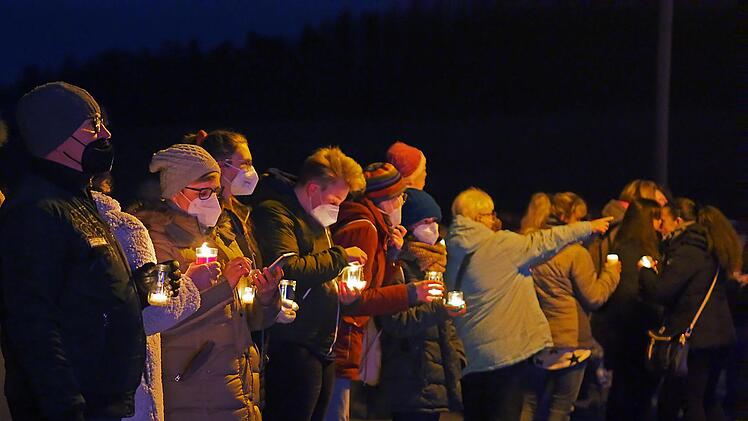 Ein starkes Zeichen in einer dunklen Zeit: Viele Hundert Menschen stellten sich am Samstagabend mit Kerzen rund um den Wolfgangsee auf.