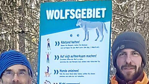 Karsten Gees und Sebastian B&auml;umler stellen eines der Warnschilder bei Begegnungen mit dem Wolf auf.