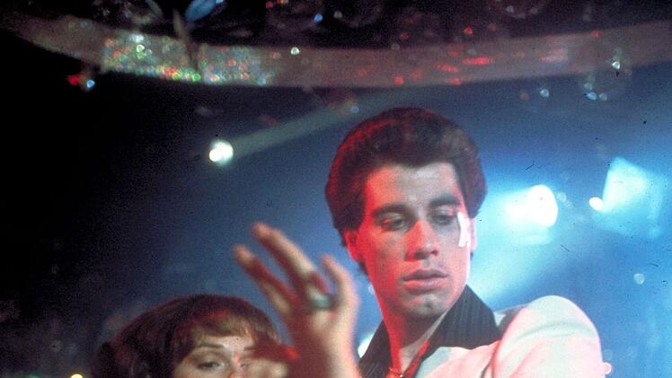 Als Tony Manero (John Travolta) Stephanie (Karen Lynn Gorney) f&uuml;r einen Tanzwettbewerb als Partnerin gewinnt, hofft er, sich eine bessere Zukunft ertanzen zu k&ouml;nnen.
