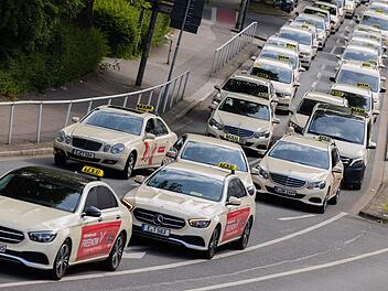 Taxifahrer demonstrieren gegen Mietwagenanbieter wie Uber