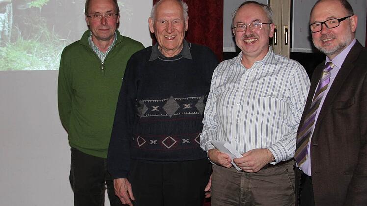 Aus dem Führungsgremium der Bürgerwald-Körperschaft wurden Rolf Feulner (Zweiter von links) und Peter Müller (Zweiter von rechts) vom Vorsitzenden Robert Herrmann (rechts) und dessen Stellvertreter Wilhelm Schobert (links) verabschiedet. Foto: Ralf Kestel