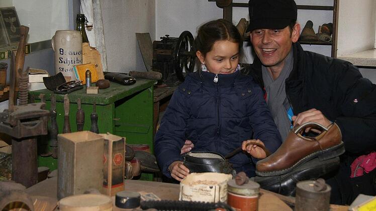 Markus Clostermann erkundet mit Tochter Marie die alte Schusterwerkstatt. "Wir kennen doch den Schuster Dremer", sagt er.