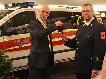 Schlüsselübergabe: Oberbürgermeister Kay Blankenburg mit Kommandant und Stadtbrandinspektor Harald Albert. Fotos: Peter Rauch