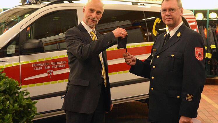 Schlüsselübergabe: Oberbürgermeister Kay Blankenburg mit Kommandant und Stadtbrandinspektor Harald Albert. Fotos: Peter Rauch