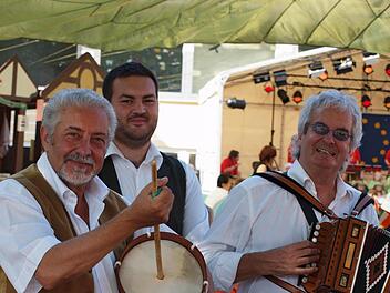 Die Italiener Roberto, Augusto und Franco geben eine Privatvorstellung mitten unter den Gästen beim Tag der Europäer. Fotos: Steffi Karl