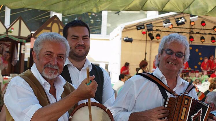 Die Italiener Roberto, Augusto und Franco geben eine Privatvorstellung mitten unter den Gästen beim Tag der Europäer. Fotos: Steffi Karl