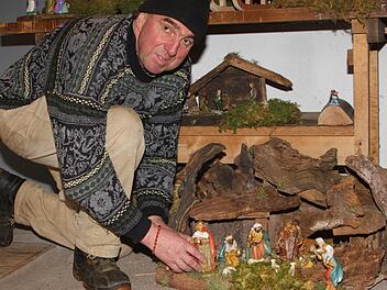 Die "Heiligen Drei Könige" nähern sich der Krippe, um das Jesu Kind zu verehren. Fotos: Günther Geiling