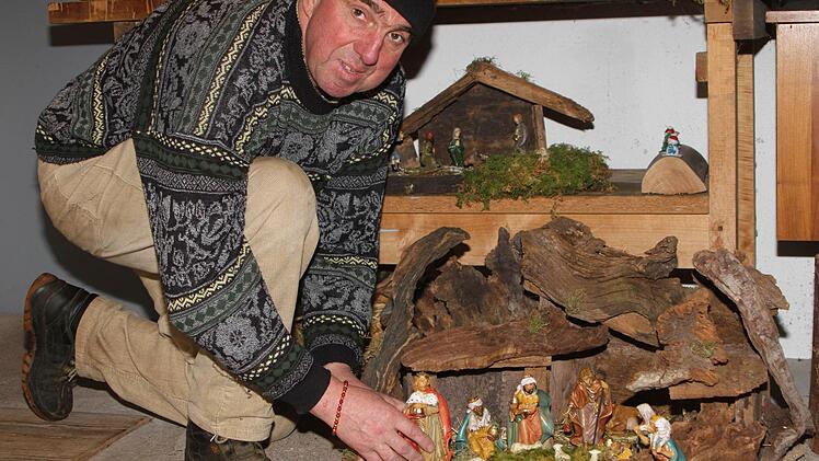 Die "Heiligen Drei Könige" nähern sich der Krippe, um das Jesu Kind zu verehren. Fotos: Günther Geiling