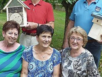 Die Garten- und Naturfreunde Burkersdorf werden 25 Jahre alt. Stehend, von links, Vorsitzender Volker Wündisch, Beisitzer Peter Buckreus, untere Reihe, die Vorstandsmitglieder Brigitte Buckreus, Irene Münch-Vogel und Hannelore Prediger.  Foto: Gerd Fleischmann
