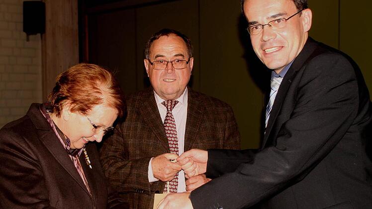 CSU-Vorsitzender Mark Zehe (rechts) übergab ein Präsent an Rosi Hufnagel von der Hanns-Seidel-Stiftung und Oberst a.D. Herbert Danzer (Mitte).