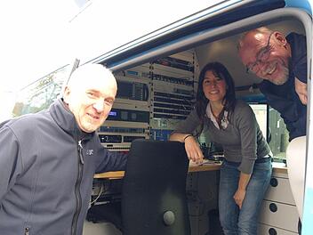 Rainer Kraft und Emma Lain vom Bayerischen Rundfunk nahmen das Zwölf-Uhr-Läuten in Speicherz auf. Küster Bernhard Kretz freut sich darüber, dass es geklappt hat, und über die Tonqualität.  Foto: Stephanie Elm