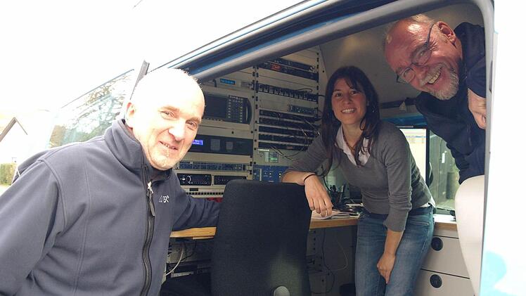 Rainer Kraft und Emma Lain vom Bayerischen Rundfunk nahmen das Zwölf-Uhr-Läuten in Speicherz auf. Küster Bernhard Kretz freut sich darüber, dass es geklappt hat, und über die Tonqualität.  Foto: Stephanie Elm