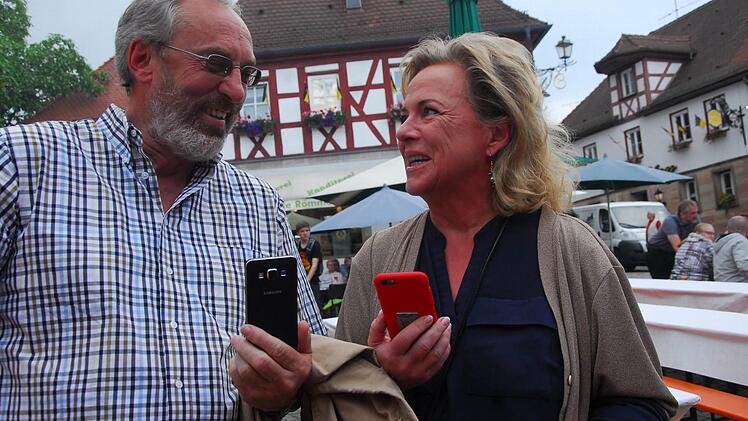 Schwarz-rote Begegnung, auch erkennbar an der Handyfarbe: Franz Rabl und Alexandra Hiersemann