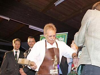 Ein wuchtiger Schlag reichte und das Bier floss in Strömen. Das Bild zeigt (von links): Schützenmeister Frank Jungkunz, Schützenkönig Carsten Steller, Bürgermeister Wolfgang Beiergrößlein und Brauereichef Christian Höfner.  Fotos: Friedwald Schedel