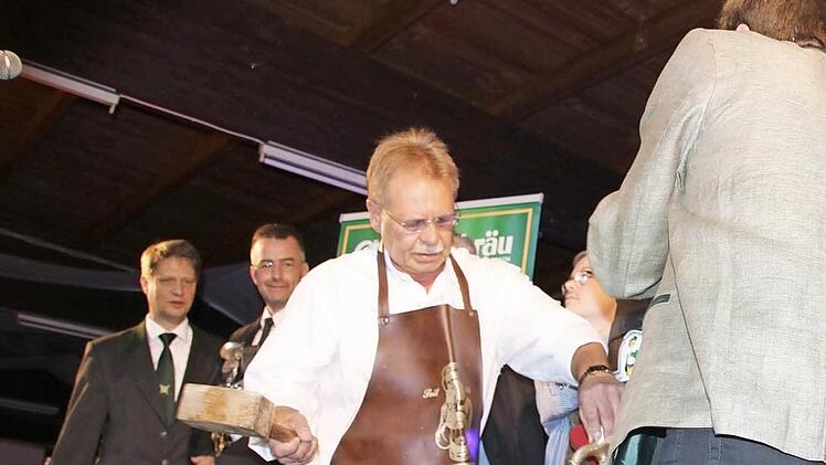 Ein wuchtiger Schlag reichte und das Bier floss in Strömen. Das Bild zeigt (von links): Schützenmeister Frank Jungkunz, Schützenkönig Carsten Steller, Bürgermeister Wolfgang Beiergrößlein und Brauereichef Christian Höfner.  Fotos: Friedwald Schedel