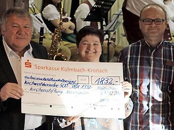 Kirchenpfleger Günter Blumenröther (links) konnte sich über einen Scheck freuen, daneben Pfarrgemeinderatsvorsitzende Silvia Welsch und Rainer Günther vom Kirchweihkomitee. Foto: Michael Wunder