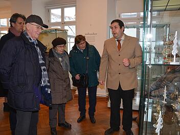 Museumsleiter Björn Hein (rechts) führte die Gäste aus Bad Kissingen durch das Henneberg-Museum. Foto: Annalena Bulheller
