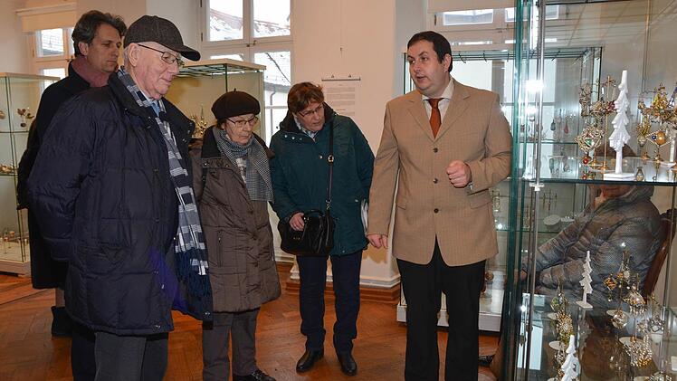 Museumsleiter Björn Hein (rechts) führte die Gäste aus Bad Kissingen durch das Henneberg-Museum. Foto: Annalena Bulheller