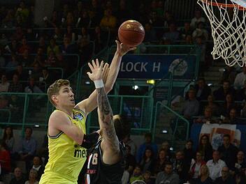 Andreas Seiferth (links, Medi Bayreuth) setzt sich gegen Mahir Agva (Gießen 46ers) durch. Seiferth machte insgesamt 15 Punkte in der BBL-Partie. Foto: Peter Mularczyk