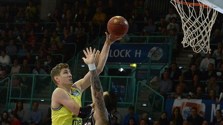 Andreas Seiferth (links, Medi Bayreuth) setzt sich gegen Mahir Agva (Gießen 46ers) durch. Seiferth machte insgesamt 15 Punkte in der BBL-Partie. Foto: Peter Mularczyk