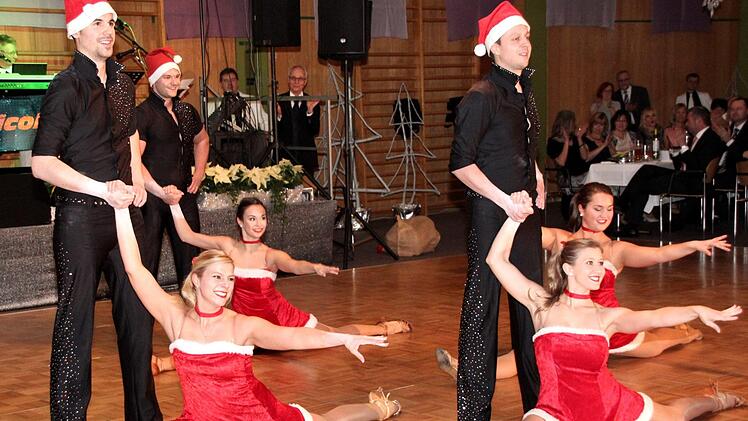 Aus Fürth kam eine Christmas-Formation der Tanzschule Streng. Richard Sänger