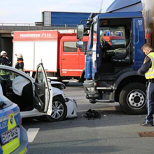 Hof:Unfall auf der A72 mit mehreren Fahrzeugen und Verletzten