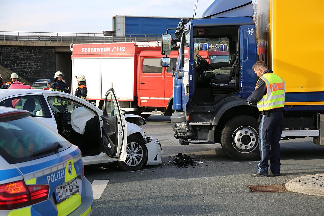 Hof:Unfall auf der A72 mit mehreren Fahrzeugen und Verletzten
