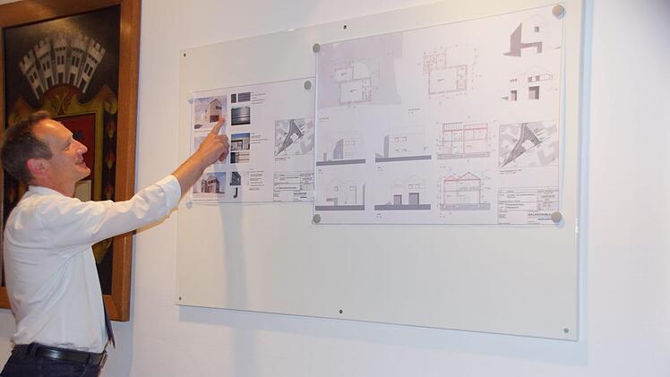 Die erste Entwurfsplanung für die Sanierung der Feuerwehrhauses in Weisbrunn stellte Bürgermeister Michael Ziegler dem Eltmanner Bauausschuss vor.S. Weinbeer