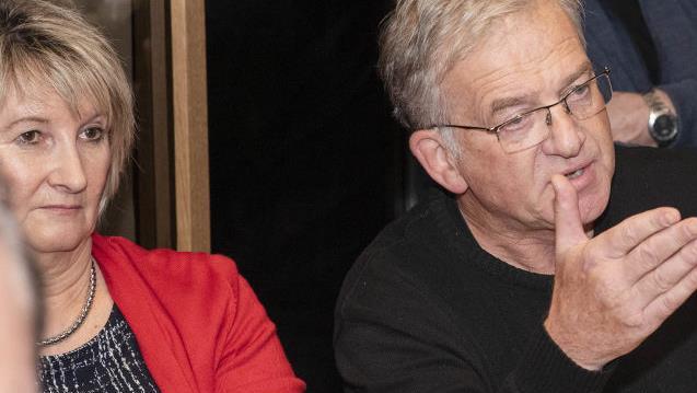 Jürgen Müller hat nach 30 Jahren Jugendarbeit kein Herzblut mehr für Fußball: "Der Fisch stinkt vom Kopf"; links die ehemalige Ehrenamtsbeauftragte  Margit Dinkel.