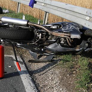 Schwerer Unfall bei Heßdorf: Motorradfahrer lebensgefährlich verletzt