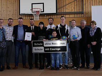 Bei der Titelverleihung (von links): Sabine Gerstner, Regionalkoordinatorin beim Bezirksjugendring  Oberfranken; Patrick Wolf, Landeskoordinator beim Bayerischen Jugendring;  Michael Häfner, Geschäftsführer beim HSC 2000 Coburg; Jens Alex,  Schulleiter; Valeska Laber und Polat Cengiz, Schülersprecher,  Sebastian Weber und Jakob Knauer, Spieler beim HSC 2000 Coburg mit Trainer  Jan Gorr; Uwe Dörfer, Schulamtsdirektor; Elke Protzmann, Zweite Bürgermeisterin  Foto: Manja von Nida