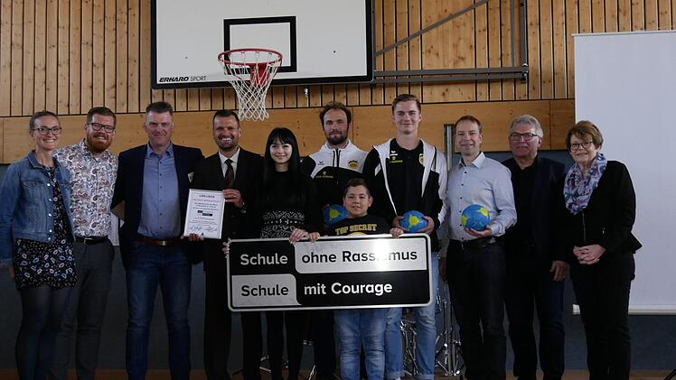 Bei der Titelverleihung (von links): Sabine Gerstner, Regionalkoordinatorin beim Bezirksjugendring  Oberfranken; Patrick Wolf, Landeskoordinator beim Bayerischen Jugendring;  Michael Häfner, Geschäftsführer beim HSC 2000 Coburg; Jens Alex,  Schulleiter; Valeska Laber und Polat Cengiz, Schülersprecher,  Sebastian Weber und Jakob Knauer, Spieler beim HSC 2000 Coburg mit Trainer  Jan Gorr; Uwe Dörfer, Schulamtsdirektor; Elke Protzmann, Zweite Bürgermeisterin  Foto: Manja von Nida