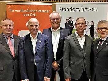 Landrat Thomas Bold (links) und Sparkassenvorstand Roland Friedrich (rechts) begrüßten zum Wirtschaftsabend die Referenten (von links) Thorn Plöger, Geschäftsführer Rhön GmbH, Jürgen Pfitzner, Geschäftsführer Yatego local, und Peter Markert, geschäftsführender Gesellschafter imakomm Akademie GmbH).  Foto: Sigismund von Dobschütz