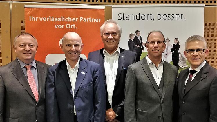 Landrat Thomas Bold (links) und Sparkassenvorstand Roland Friedrich (rechts) begrüßten zum Wirtschaftsabend die Referenten (von links) Thorn Plöger, Geschäftsführer Rhön GmbH, Jürgen Pfitzner, Geschäftsführer Yatego local, und Peter Markert, geschäftsführender Gesellschafter imakomm Akademie GmbH).  Foto: Sigismund von Dobschütz