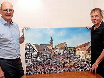 Mit einem weinenden und einem lachenden Auge blicken sie zurück auf das ausgefallene Weinfest, denken aber schon wieder für das nächste Jahr an ein schönes Fest: der Zeiler Bürgermeister Thomas Stadelmann (links) und der Geschäftsführer des Fördervereins, Thomas Fensel (rechts.