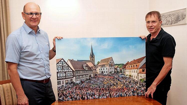 Mit einem weinenden und einem lachenden Auge blicken sie zurück auf das ausgefallene Weinfest, denken aber schon wieder für das nächste Jahr an ein schönes Fest: der Zeiler Bürgermeister Thomas Stadelmann (links) und der Geschäftsführer des Fördervereins, Thomas Fensel (rechts.