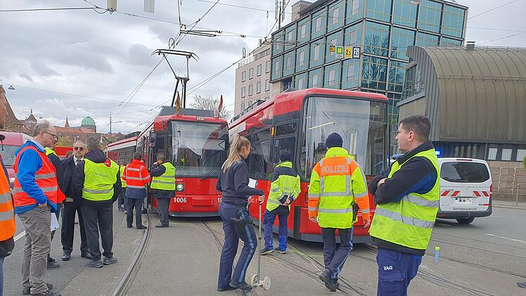 Straßenbahn-Unfall in Nürnberg: Nach "Auffahrunfall" - Tram springt aus Gleis gesprungen