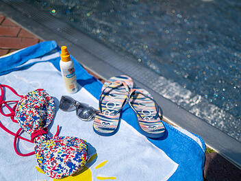 Oben-ohne-Schwimmen im Freibad