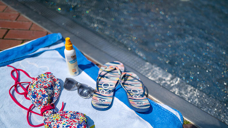 Oben-ohne-Schwimmen im Freibad