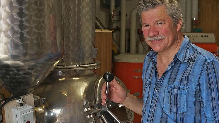 Bei Führungen gibt Wolfgang Fella auch Einblick in die Technik der Brennereianlage. Foto: Gerd Schaar