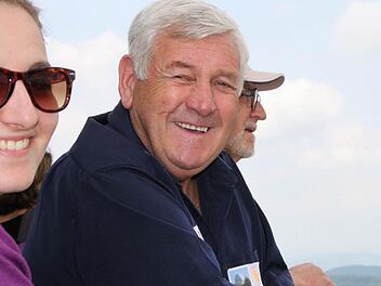 Helena Rinke aus Bad Brückenau und Peter Hardy aus Kirkham sind "alte" Freunde. Im Hintergrund schaut Hubert Töpfer übers Land. Fotos: Ulrike Müller