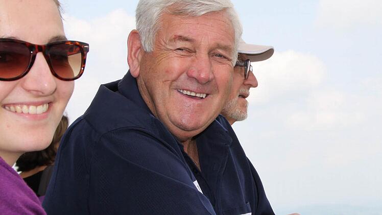 Helena Rinke aus Bad Brückenau und Peter Hardy aus Kirkham sind "alte" Freunde. Im Hintergrund schaut Hubert Töpfer übers Land. Fotos: Ulrike Müller