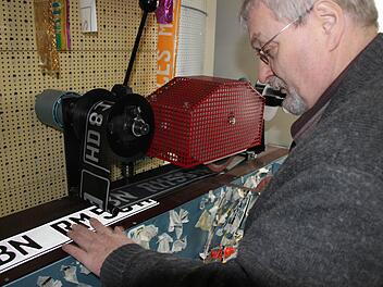 Hans Veen presst in Ebern das nächste EBN-Kennzeichen.Foto: Ralf Kestel