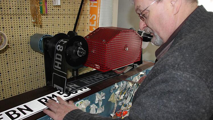 Hans Veen presst in Ebern das nächste EBN-Kennzeichen.Foto: Ralf Kestel