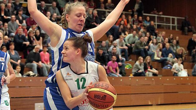 Ist da jemand gr&ouml;&szlig;er? Das st&ouml;rt die kampfstarke Katharina Gr&ouml;ger (vorn) nicht im Geringsten. Foto: sportpress