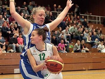 Ist da jemand gr&ouml;&szlig;er? Das st&ouml;rt die kampfstarke Katharina Gr&ouml;ger (vorn) nicht im Geringsten. Foto: sportpress