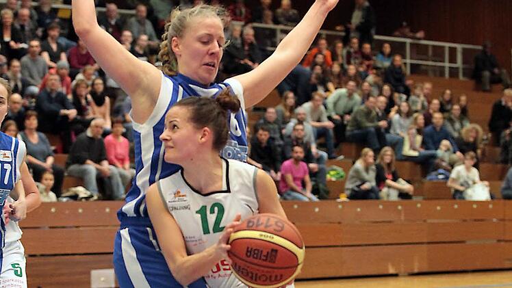 Ist da jemand gr&ouml;&szlig;er? Das st&ouml;rt die kampfstarke Katharina Gr&ouml;ger (vorn) nicht im Geringsten. Foto: sportpress