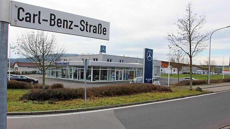 Steht vor der Schließung und dem Verkauf: Die Auto-Scholz-Filiale in Ebern-Sandhof, direkt an der B 279 gelegen. Foto: Ralf Kestell