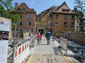 Bis 23. Mai ist die Baustelle auf der Oberen Brücke wieder passierbar. Auf dem stadtseitigen Brückenbogen geht man auf der neuen Betonschicht. Foto: Ronald Rinklef